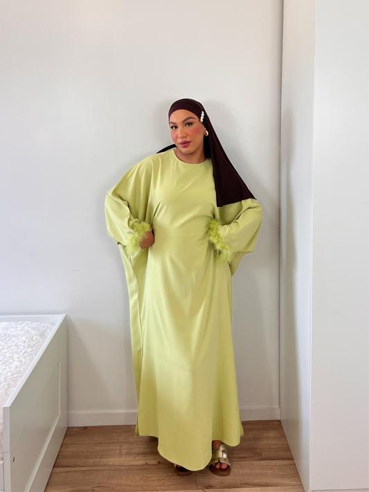 Robe Longue Élégante – Détails Plumes & Finition Soignée